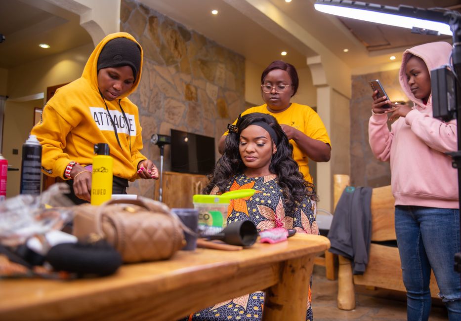 L'équipe Tacko Beauty accueillant chaleureusement des clientes dans le salon