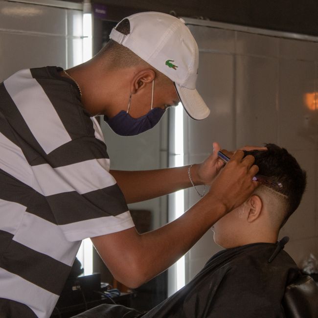 Coupe dégradée et barbe taillée pour homme en salon