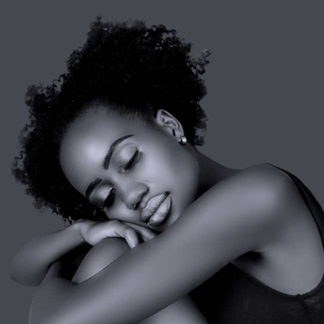 Soin défrisage professionnel réalisé chez Tacko Beauty