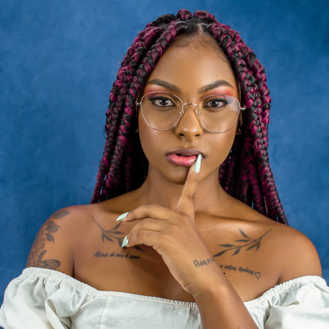 Femme avec de belles tresses africaines