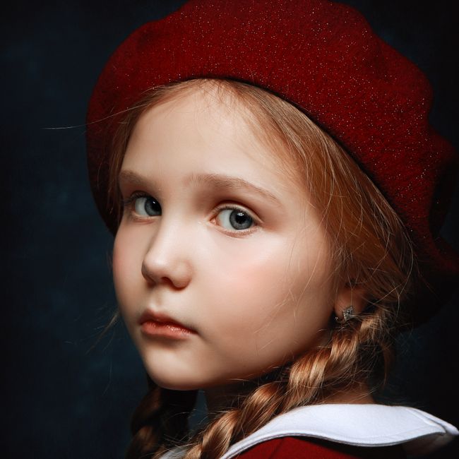 Petite fille avec des nattes réalisées en salon de coiffure